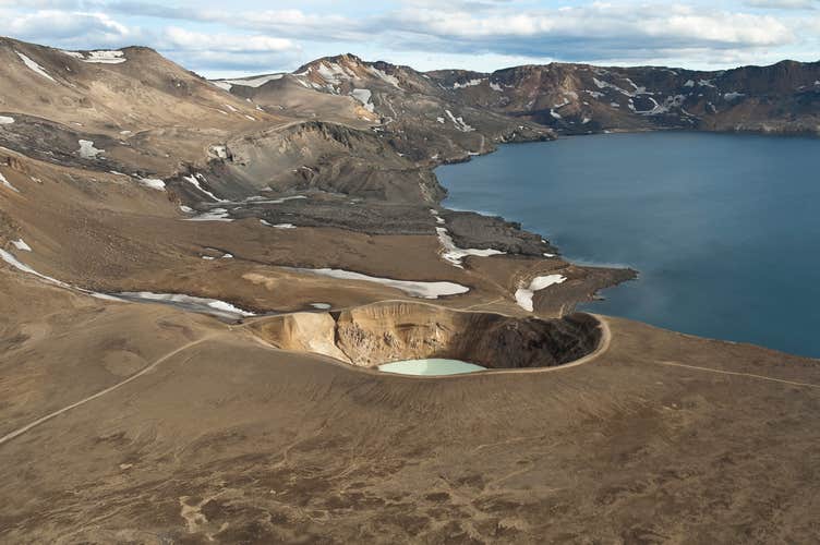 Der Vulkan Askja in Nordisland hat drei sich überlappende Calderen.
