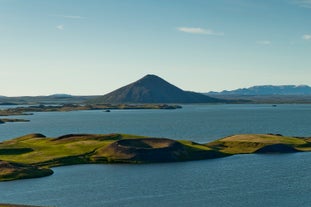 Un pseudo-cratère et une petite montagne du lac Myvatn sont magnifiques vus d'en haut.