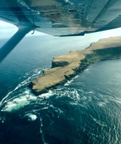 Vous profiterez de vues phénoménales en descendant vers l'île de Grimsey lors de cette excursion de 2 heures en avion au départ de Myvatn.