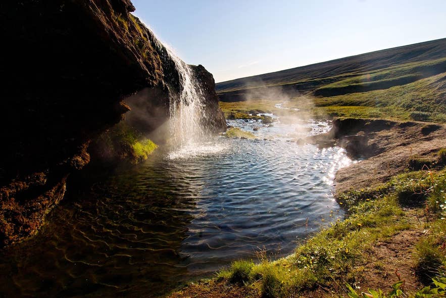 东冰岛值得游览的最佳地点包括劳加瓦拉劳格温泉（Laugavallalaug），这里有温暖的瀑布和天然水池。