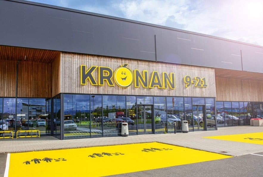 Der Kronan-Supermarkt in Island hilft Reisenden, günstig Lebensmittel einzukaufen.