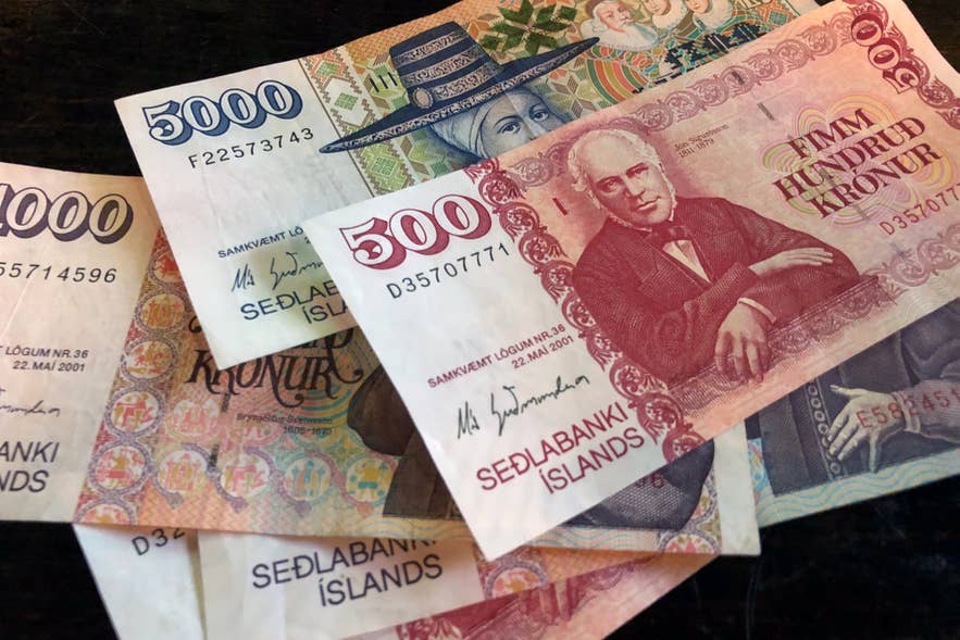 Die verschiedenen isländischen Kronen-Banknoten zeigen die aktuelle Währung für alltägliche Einkäufe in Island.