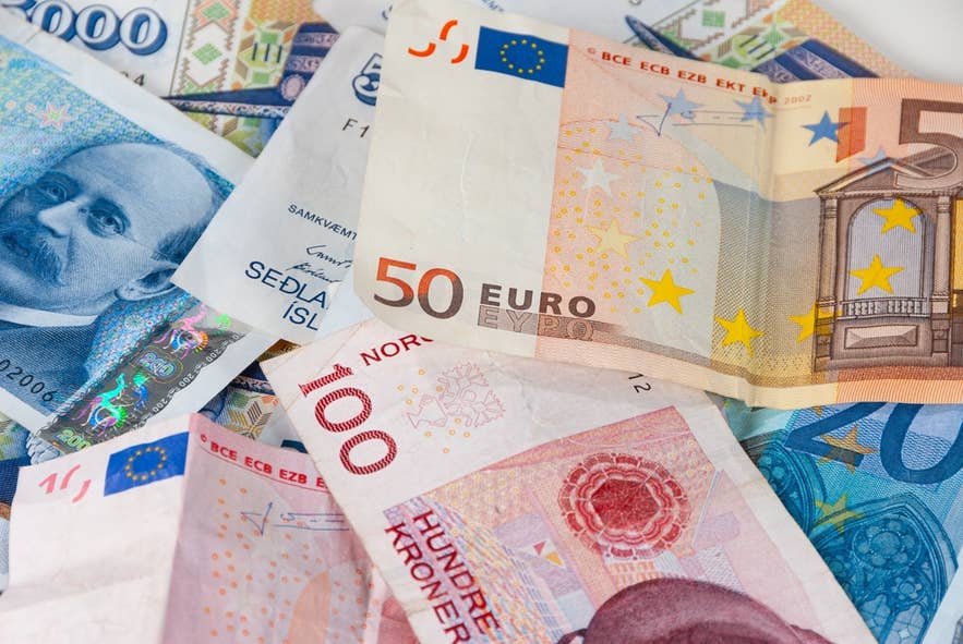 Der Mix aus isländischen Kronen, Euro und norwegischen Kronen zeigt verschiedene Währungen.