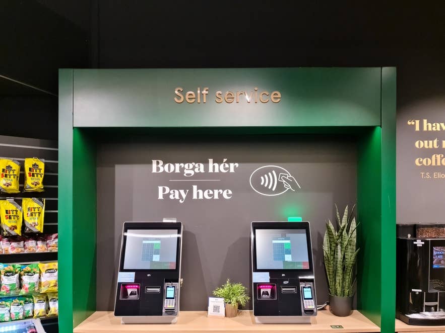 Self-Checkout in einem isländischen Geschäft, an dem Reisende ohne Bargeld bezahlen können.