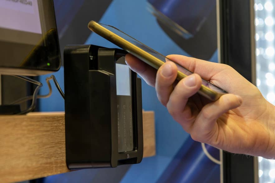 Kontaktloses Bezahlen per Smartphone in Island