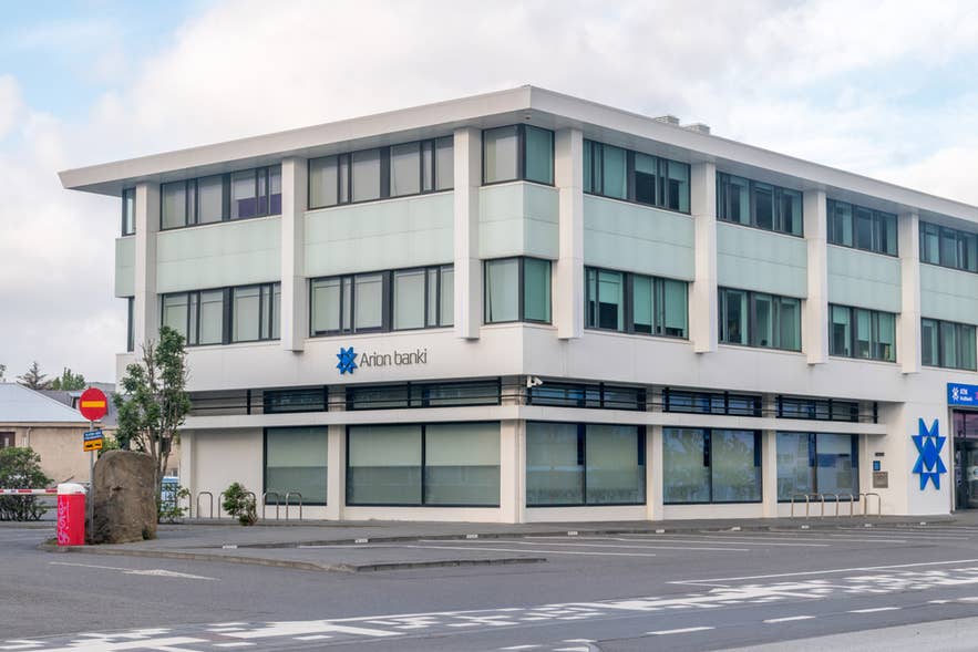 Die Arion Bank in Island ist eine gute Anlaufstelle für Reisende, die Geld wechseln und ihre Währung verwalten möchten.