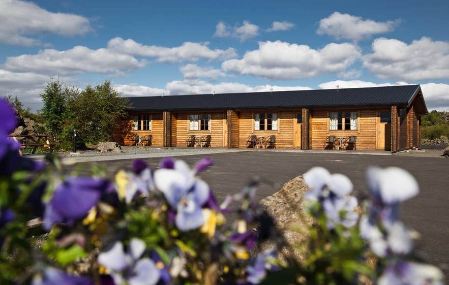 ミーヴァトン湖近くのVogafjos Farm Resortのキャビン。アイスランドのダイヤモンドサークル沿いで快適に過ごせる宿泊施設。