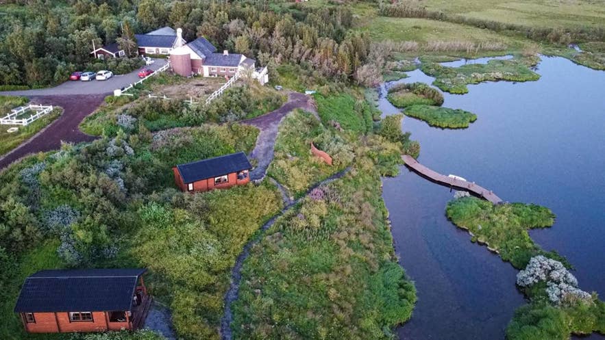 ミーヴァトン湖近くのKaldbaks Kot Cottagesの空撮。アイスランドのダイヤモンドサークルルート沿いの宿泊施設。