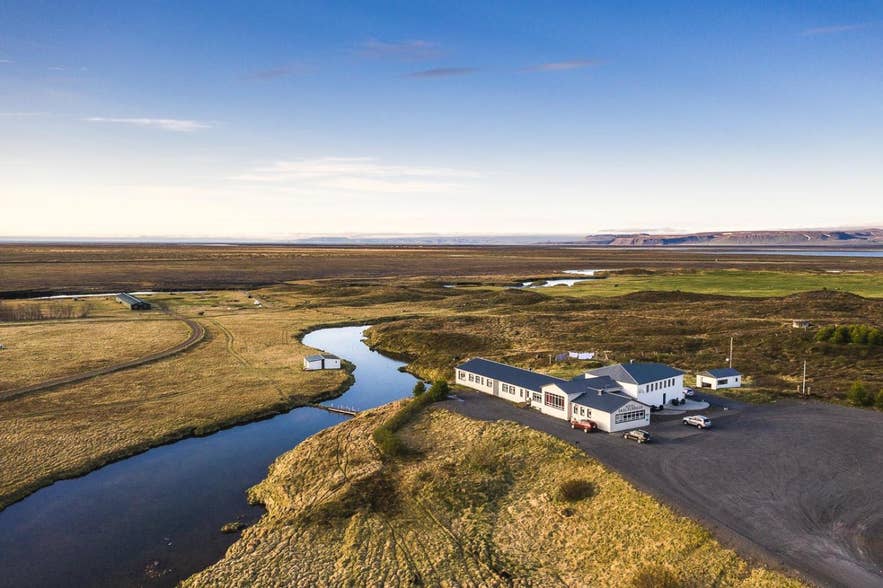 ダイヤモンドサークル沿い、北アイスランドのHotel Skulagardur。川沿いの景色が楽しめる宿泊施設。