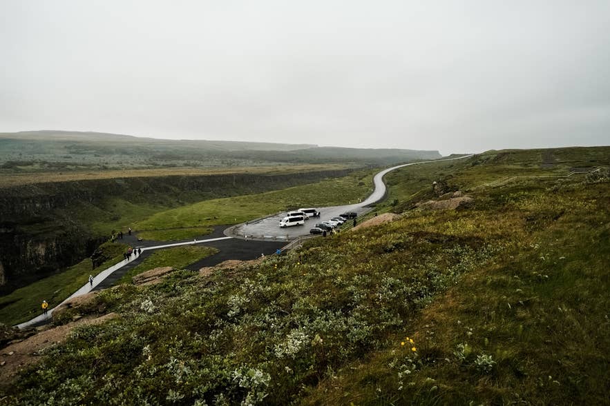 Парковка у западной смотровой площадки водопада Гюдльфосс с тропами, ведущими к каньону.