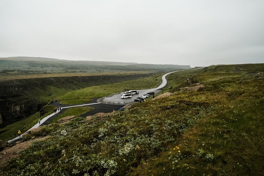 Parkplatz am West-Aussichtspunkt des Gullfoss-Wasserfalls mit Wegen zur Schlucht.