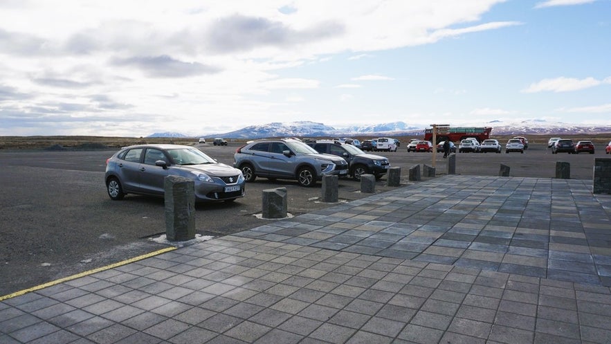 Hauptparkplatz am Gullfoss-Wasserfall am Goldenen Kreis Islands mit Autos und Bergblick.