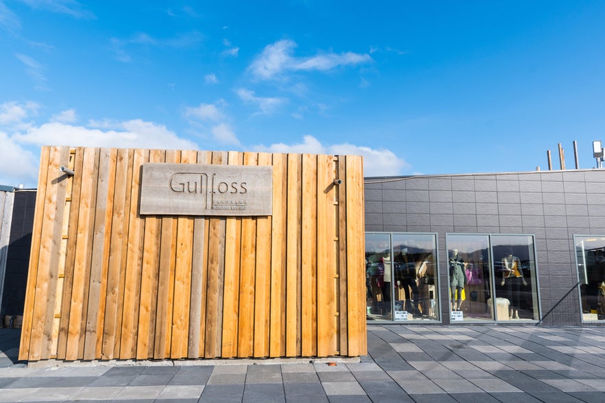 ศูนย์บริการนักท่องเที่ยวกุลล์ฟอสส์ พร้อมร้านอาหาร Panorama และร้านของที่ระลึกในโกลเด้นเซอร์เคิลของไอซ์แลนด์