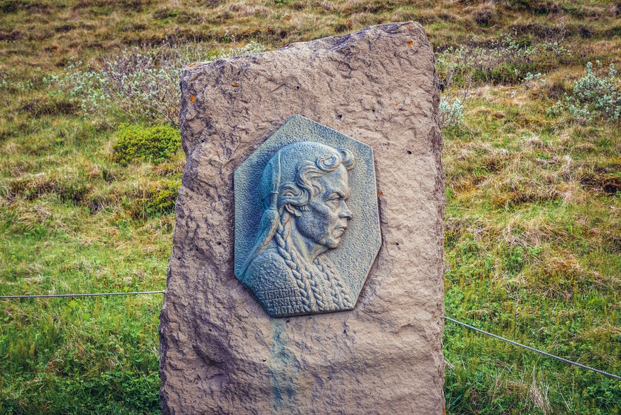 Memorial plaque of Sigr&iacute;&eth;ur T&oacute;masd&oacute;ttir at Gullfoss Waterfall honoring her role in protecting the falls.