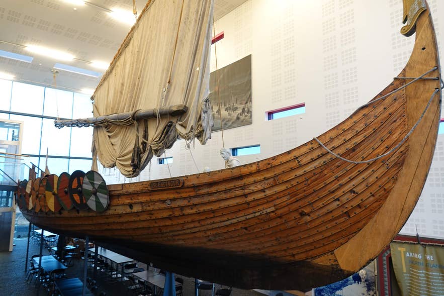 Nachbau des Wikingerschiffs Íslendingur im Viking World Museum in Reykjanesbaer, Island.