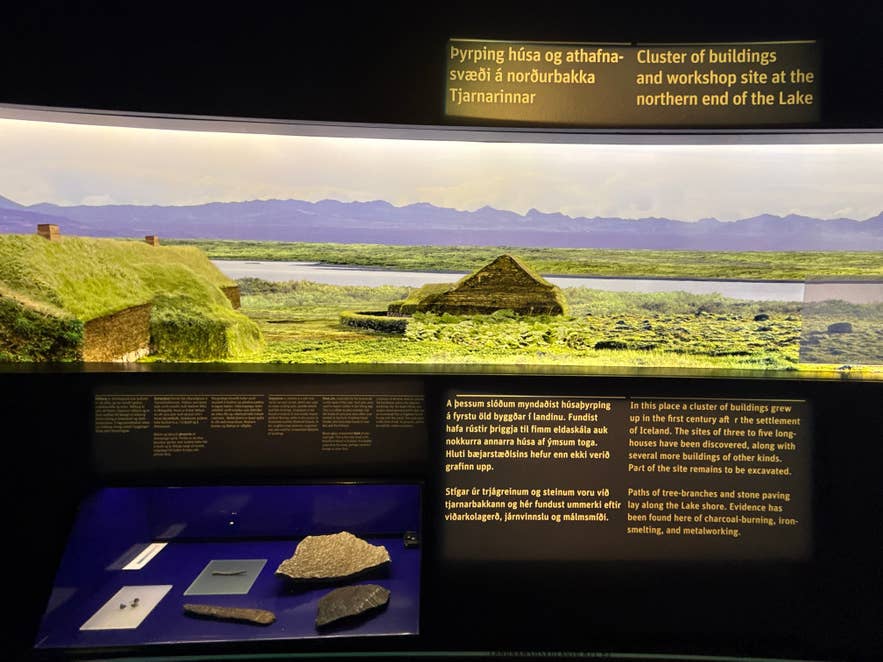 Artefakte und Infotafeln in der Siedlungsausstellung, die eine Siedlung aus dem 10. Jahrhundert in Reykjavik, Island, dokumentiert.