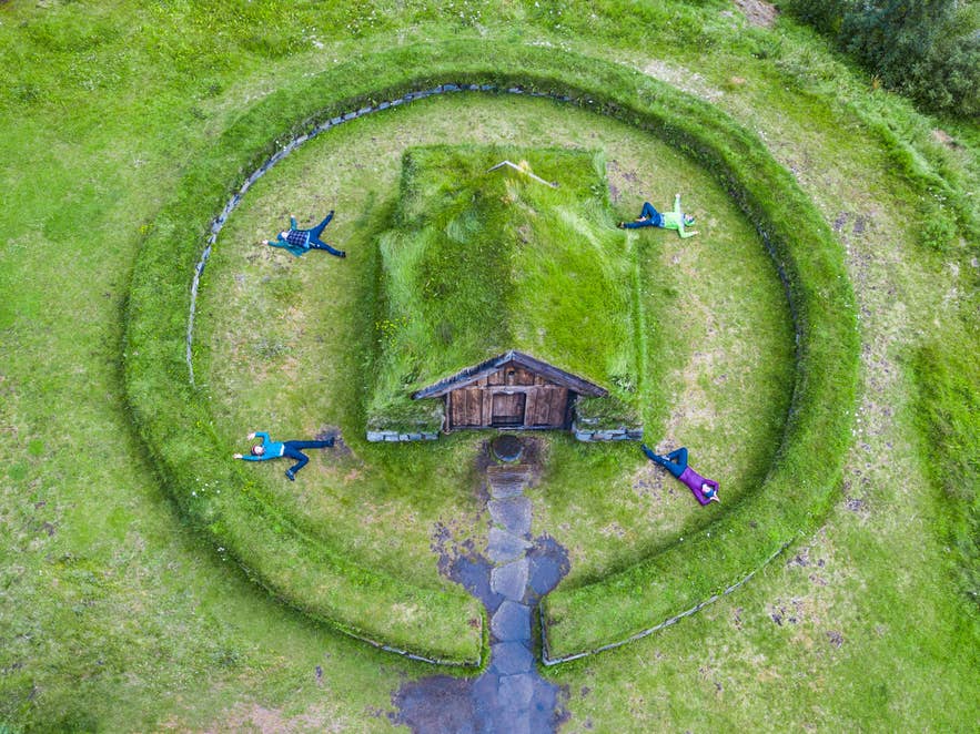 Luftaufnahme eines Torfhauses, Nachbau von Thjodveldisbaerinn, dem Wikingerhof bei Stong, Island.
