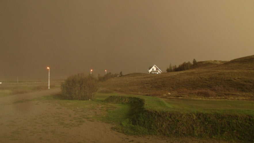 Una foto scattata alle 7 del mattino che mostra l'oscurità causata dalla caduta di cenere