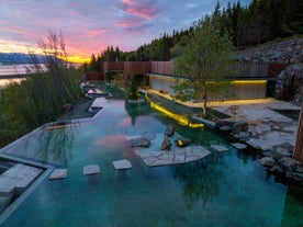 Die Forest Lagoon verfügt über zwei Infinity-Pools.