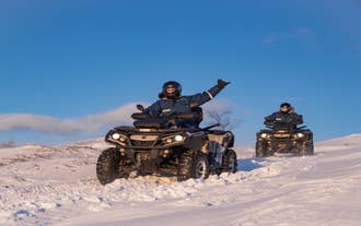 En gruppe rejsende, der nyder en ATV-tur gennem et snedækket terræn nær Reykjavik.