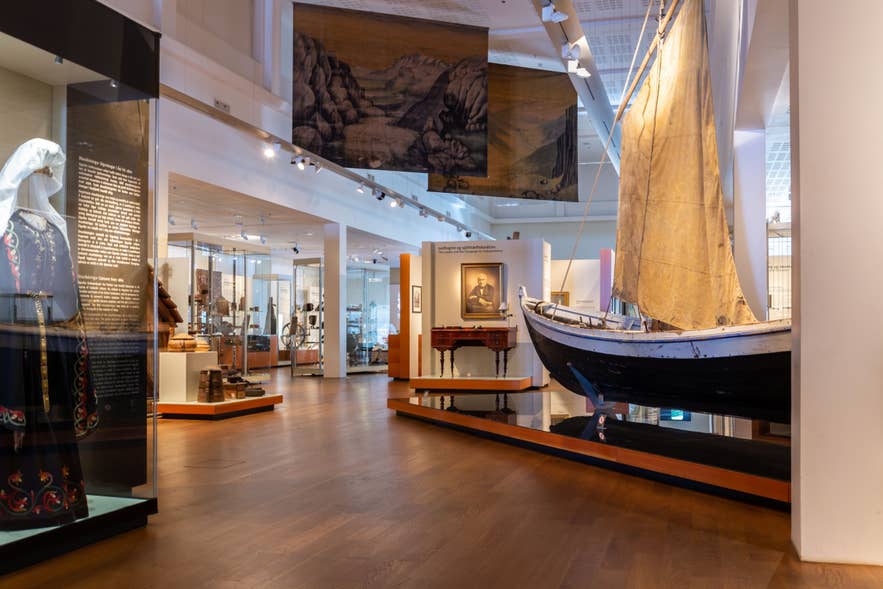 Interior del Museo Nacional de Islandia con exposiciones históricas.