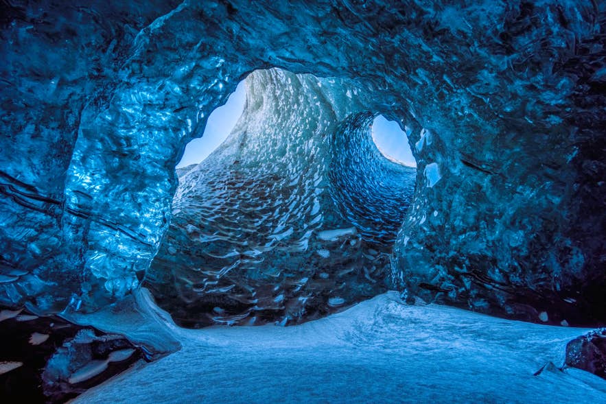 Blå isgrotte inne i Vatnajokullbreen på Sør-Island, hvor kulde påvirker hva du bør ha på deg på Island.