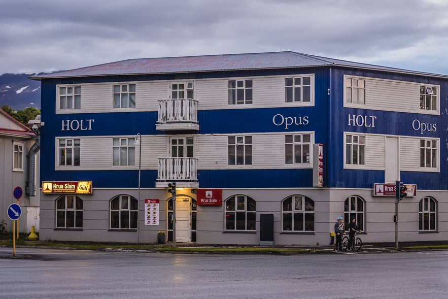 Exterior view of Krua Siam, a Thai Restaurant in Akureyri with a cozy gray and blue facade.