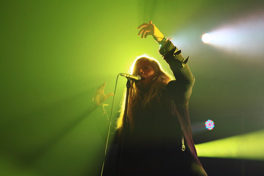 当地音乐人Högni Egilsson正在冰岛电波音乐节的舞台上展示风采。