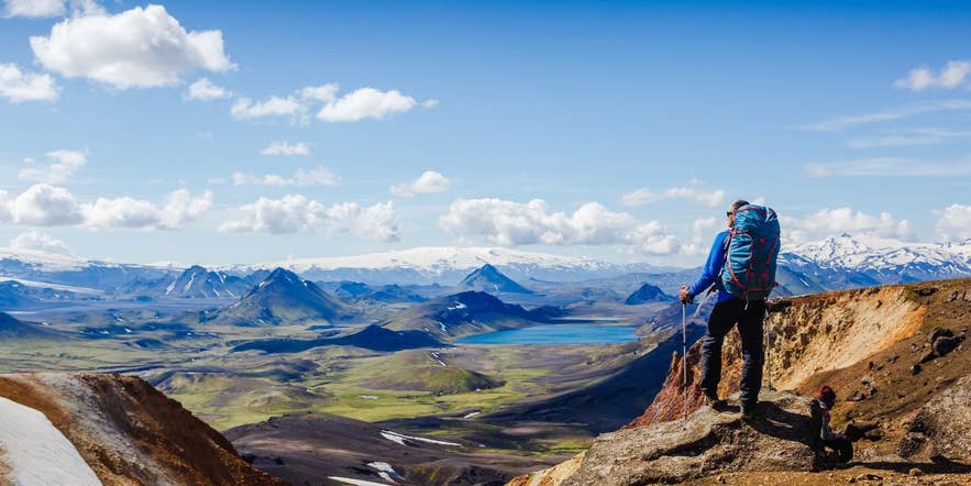 アイスランド高地を歩く男性ハイカー。AllTrailsアプリがあれば安心