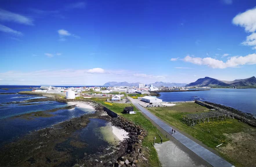 阿克拉内斯全景，这里以爱尔兰日而闻名，爱尔兰日是冰岛节日期间热闹非凡、以家庭为中心的庆祝活动。