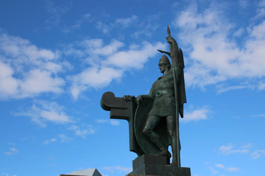 Eine Statue von Ingolfur Arnarson, Islands erstem Siedler, auf dem Arnarholl in Reykjavik.
