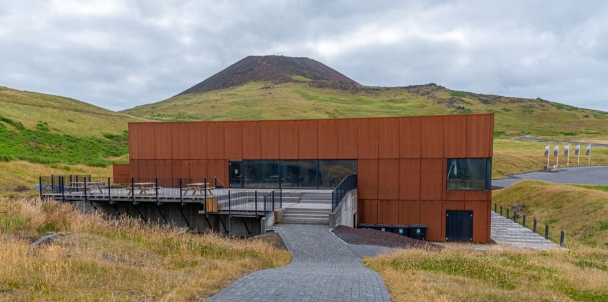 Eldheimar博物馆建在一座房子的遗址周围，这座房子在1973年Eldfell火山爆发时被火山灰掩埋。