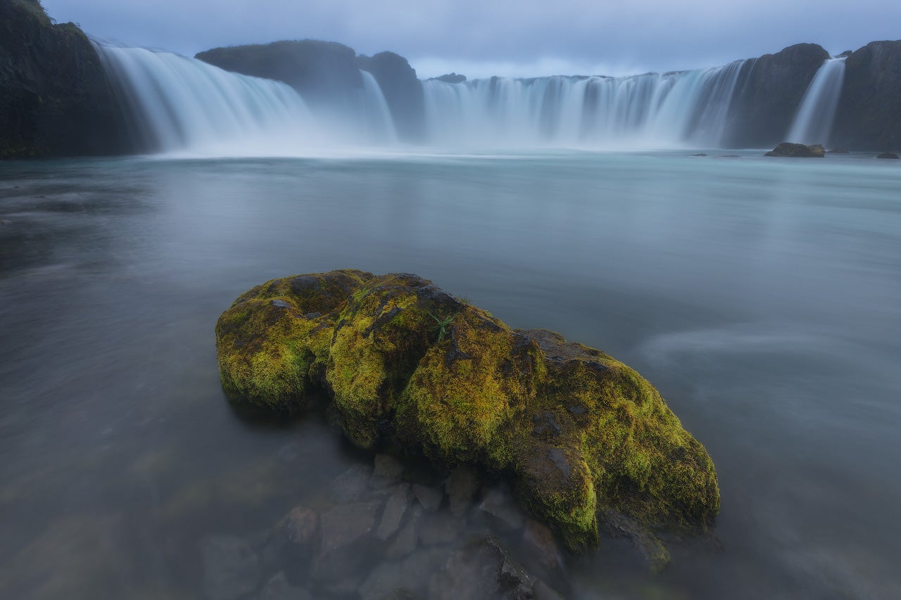 Cascadas brumosas de la Cascada Godafoss en un día nublado durante un tour por el norte de Islandia.