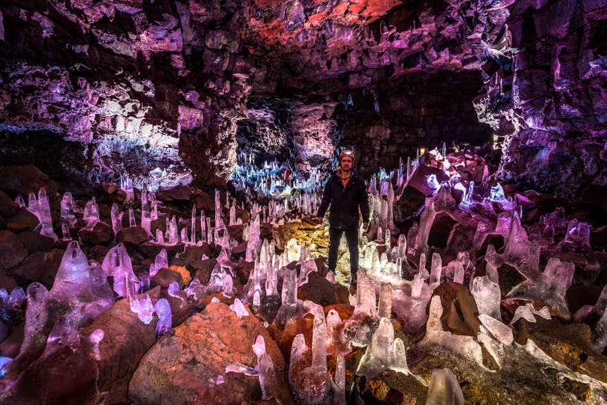 Lavahöhle Vatnshellir auf der Halbinsel Snaefellsnes mit winterlichen Eisformationen – ein Beispiel für Islands Höhlen.