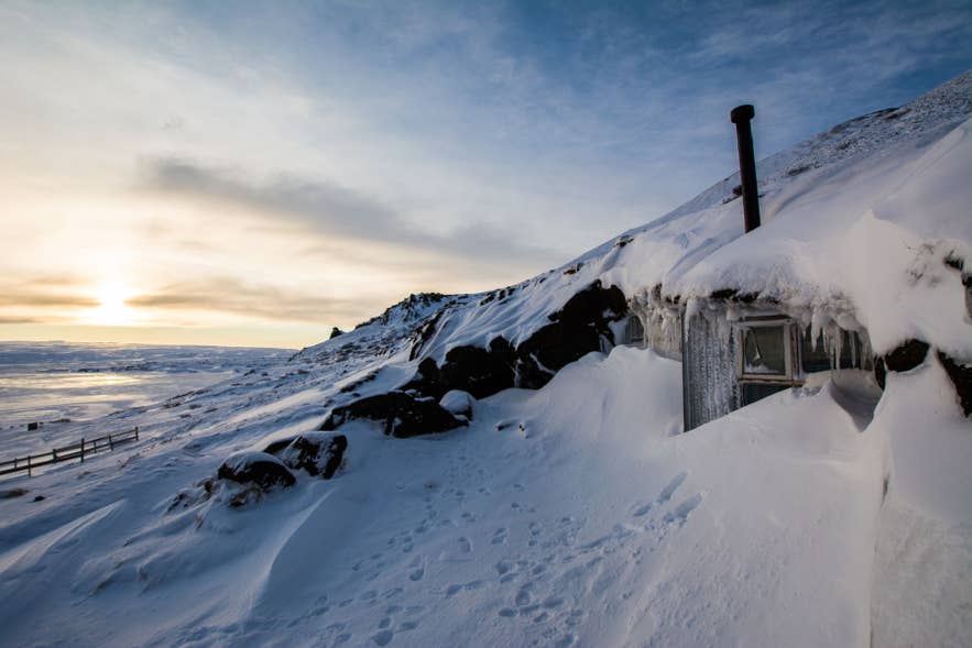 Das Höhlenhaus Laugarvatnshellir bei Laugarvatn in Südisland in winterlicher Landschaft – ein historisches Beispiel für Höhlen in Island.
