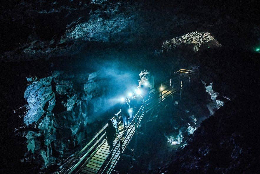 Die Lavahöhle Vídgelmir im Lavafeld Hallmundarhraun in Westisland mit geführtem Rundgang über einen angelegten Steg – ein beeindruckendes Beispiel für Höhlen in Island.