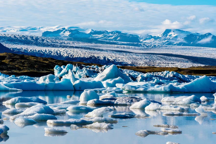 Icebergs on Fjallsarlon Glacier Lagoon, where Aquaman wades into the sea in Justice League.