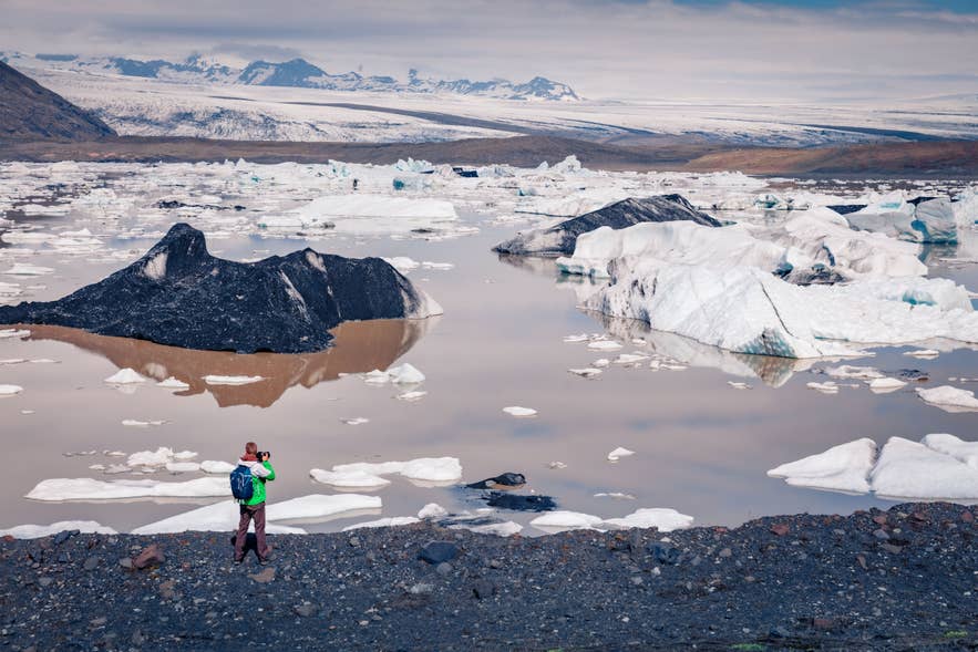 Ein Besucher fotografiert die Gletscherlagune Fjallsarlon.