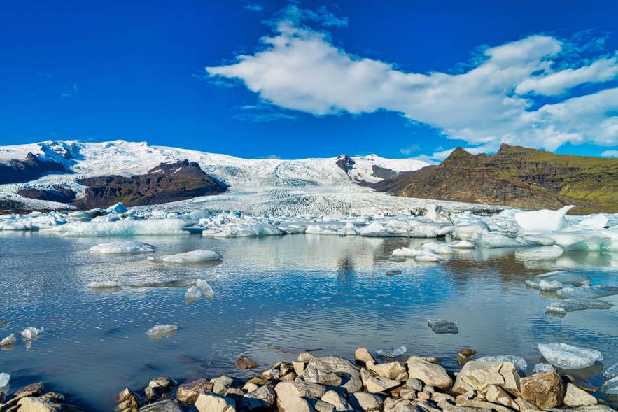 Blauer Himmel über der Gletscherlagune Fjallsarlon.