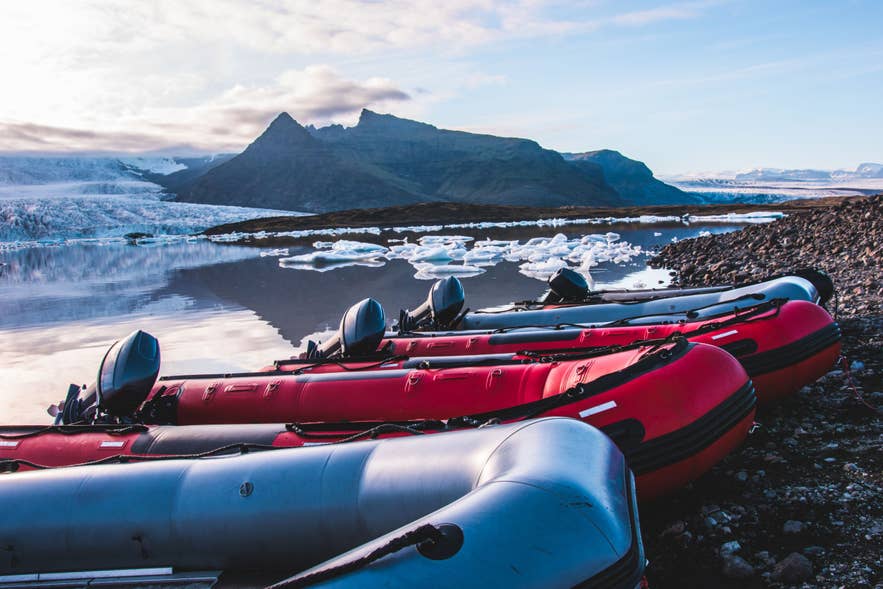 Zodiac-Boote auf der Gletscherlagune Fjallsarlon.