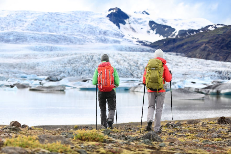 Hikers approaching Fjallsarlon Glacier Lagoon.