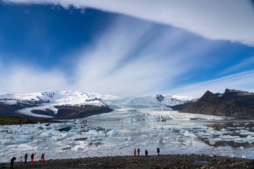 Die Gletscherlagune Fjallsarlon unter einem dramatischen Himmel.