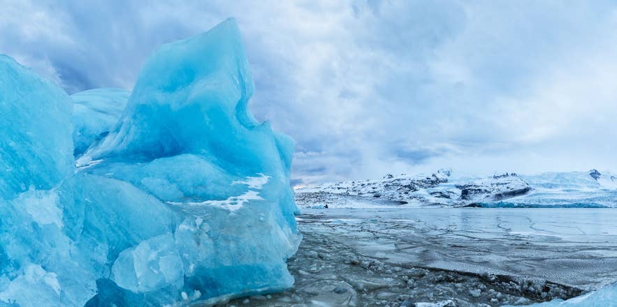 Nahaufnahme von blauem Eis in der Gletscherlagune Fjallsarlon.