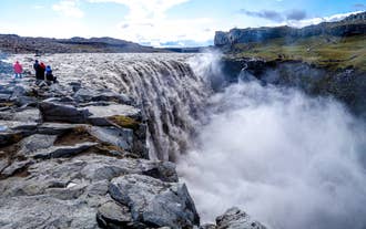 Vand fosser ud over en høj klippe i Nordisland og danner Dettifoss.