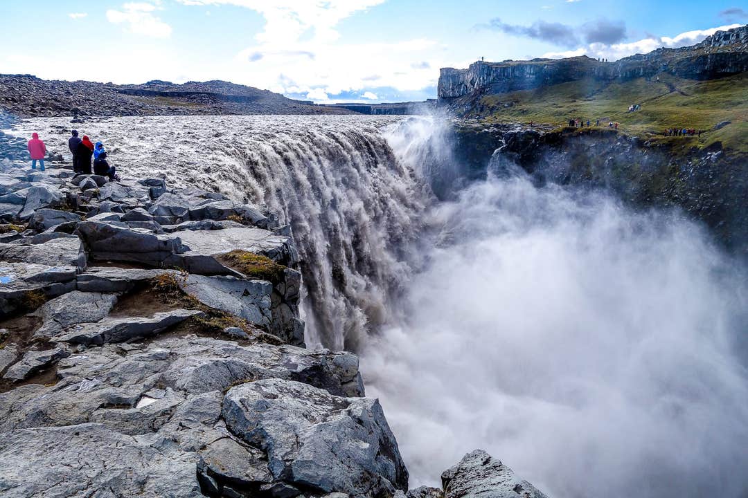 Wasser rauscht über eine hohe Klippe im Norden Islands und bildet den Dettifoss.