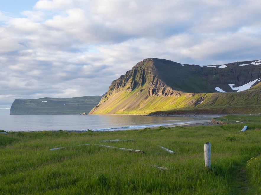 วิวของ Hloduvik ที่ล้อมรอบด้วยภูเขาใน Hornstrandir, ไอซ์แลนด์
