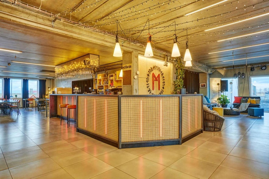 Midgard Base Camp ในเมือง Hvolsvollur ทางตอนใต้ของไอซ์แลนด์ ตกแต่งด้วยบาร์ทันสมัย ​​พื้นที่นั่งเล่น และแสงไฟอบอุ่น