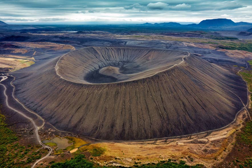 冰岛北部米湖地区Hverfjall火山口的航拍景色，天气阴沉。