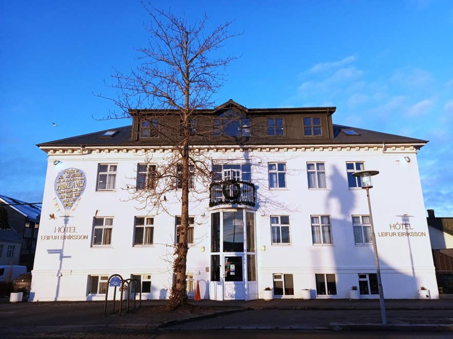 冰岛雷克雅未克Skolavordustigur彩虹街附近的Hotel Leifur Eiriksson外观，靠近哈尔格林姆斯大教堂。