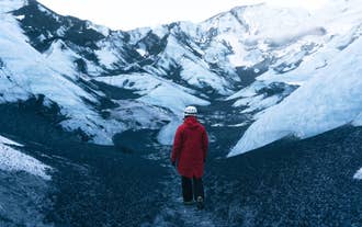 Reisende utforsker Katla-breen på Island og går gjennom dramatiske vulkanske landskap nær isgrotten.